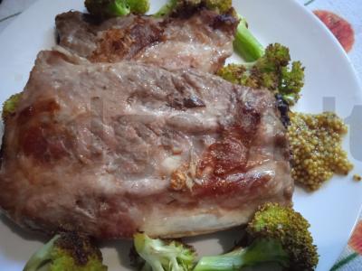 Kiaulienos šonkauliukai su česnaku ir brokoliais pagrindine nuotrauka