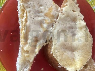 Karštas sumuštinis su keptu sūriu pagrindine nuotrauka