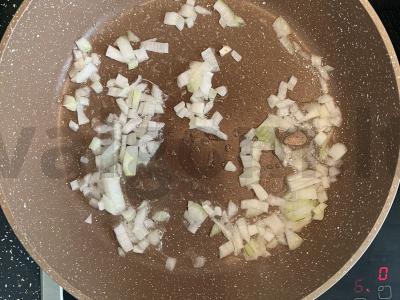 Švelniai troškinta kopūstai su pomidorų pasta ir grietine Žingsnis 1