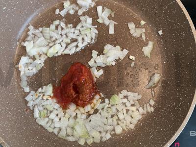 Švelniai troškinta kopūstai su pomidorų pasta ir grietine Žingsnis 3