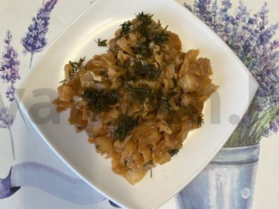 Švelniai troškinta kopūstai su pomidorų pasta ir grietine pagrindine nuotrauka