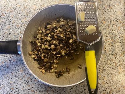 Makaronai su pievagrybiais ir vištienos kepenėlėmis Žingsnis 7