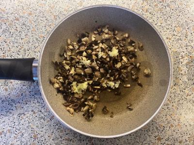 Makaronai su pievagrybiais ir vištienos kepenėlėmis Žingsnis 8