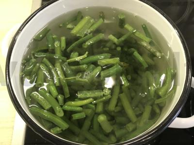 Žaliosios pupelės su kiaušiniu kaip garnyras Žingsnis 1