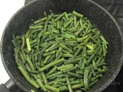 Žaliosios pupelės su kiaušiniu kaip garnyras Žingsnis 3