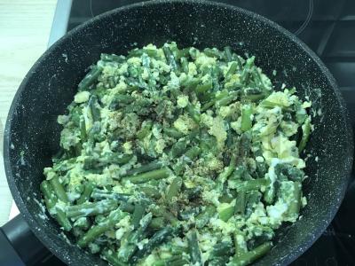 Žaliosios pupelės su kiaušiniu kaip garnyras Žingsnis 5