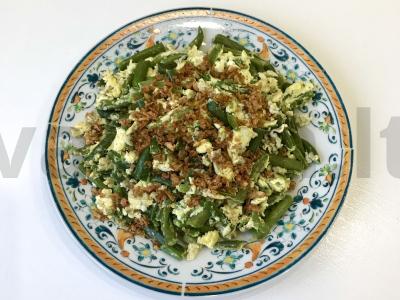 Žaliosios pupelės su kiaušiniu kaip garnyras pagrindine nuotrauka