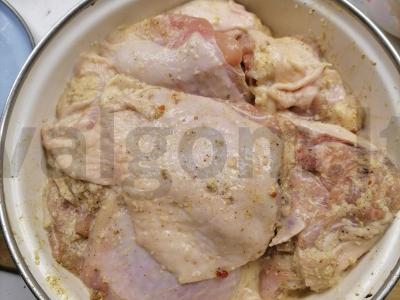 Vištienos šlaunelės česnakinėje marinate su prieskoniais Žingsnis 1