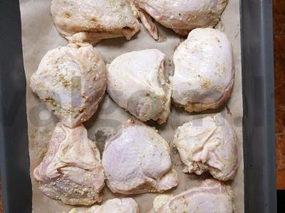 Vištienos šlaunelės česnakinėje marinate su prieskoniais Žingsnis 2