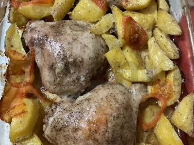 Kepta vištiena su daržovėmis pagrindine nuotrauka