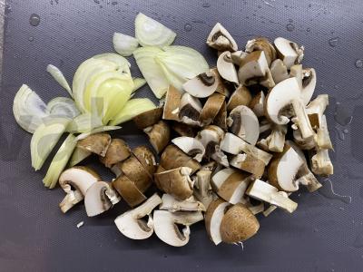 Kepta kalakutiena su grybais ir svogūnais Žingsnis 2