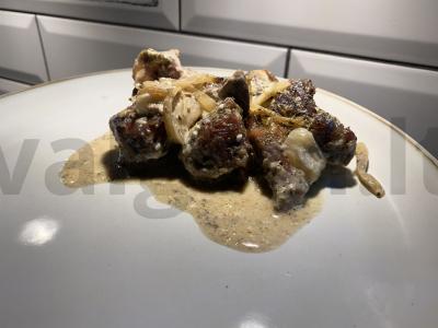 Kepta kalakutiena su grybais ir svogūnais pagrindine nuotrauka