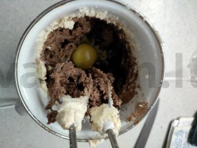 Šokoladinis pyragas su slyvomis Žingsnis 3