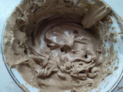 Šokoladinis pyragas su slyvomis Žingsnis 4