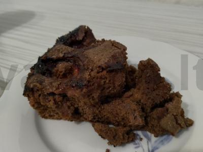 Šokoladinis pyragas su slyvomis pagrindine nuotrauka