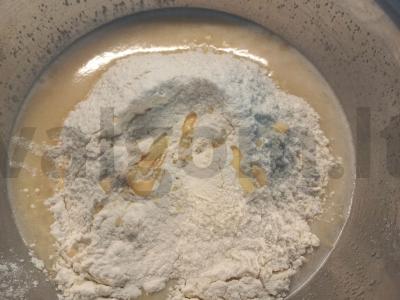 Biskvitas su kremu ir sūdyta karamele Žingsnis 2