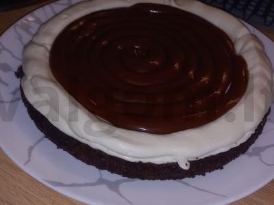 Biskvitas su kremu ir sūdyta karamele pagrindine nuotrauka