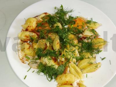 Kiaušiniai su makaronais pusryčiams pagrindine nuotrauka