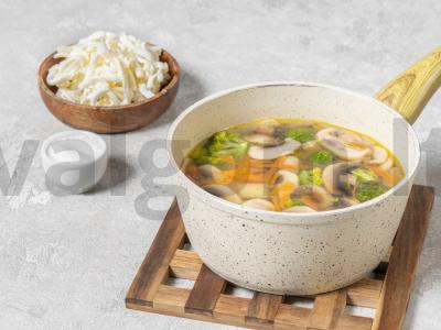 Tirštas grybų sriuba su sūriu ir brokoliais Žingsnis 3