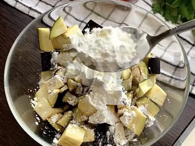 Salotas su traškiais baklažanais ir varškės sūriu Žingsnis 1