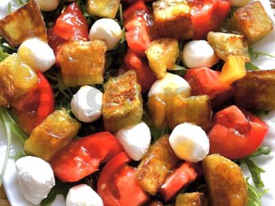 Salotas su traškiais baklažanais ir varškės sūriu pagrindine nuotrauka