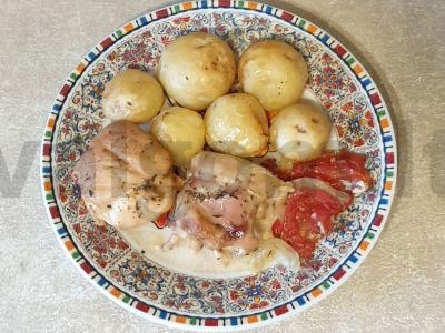 Vištienos filė, kepta su jaunu bulvių pagrindine nuotrauka