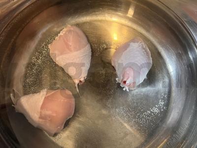 Špinatų ir vištienos blauzdelės sriuba Žingsnis 1