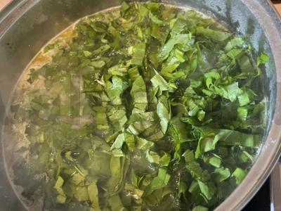 Špinatų ir vištienos blauzdelės sriuba Žingsnis 6