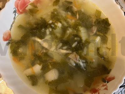 Špinatų ir vištienos blauzdelės sriuba pagrindine nuotrauka