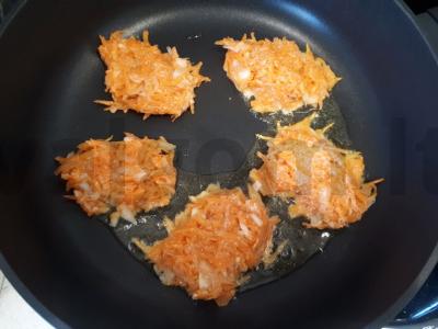 Morkų kotletai su svogūnais Žingsnis 7