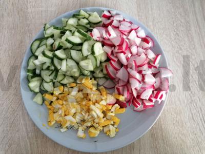 Salotos su agurkais, ridikėliais ir kiaušiniu Žingsnis 1