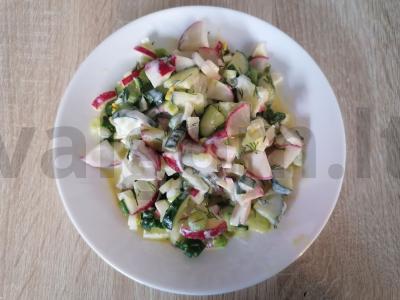 Salotos su agurkais, ridikėliais ir kiaušiniu Žingsnis 3