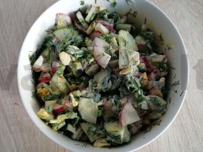 Salotos su agurkais, ridikėliais ir kiaušiniu pagrindine nuotrauka