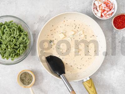 Namų makaronai grietinėlės padaže su krabais ir raudonąja ikra Žingsnis 3