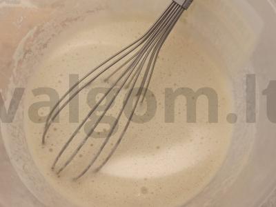 Blynai su kondensuotu pienu ir šokoladu Žingsnis 1