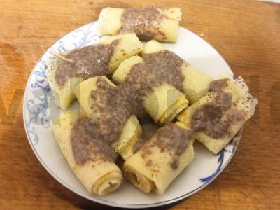 Blynai su kondensuotu pienu ir šokoladu pagrindine nuotrauka