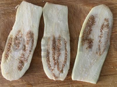 Baklažanų ritinėliai su varške ir grietine Žingsnis 1