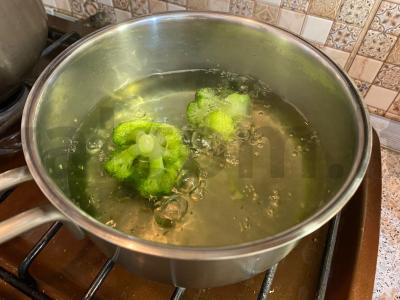 Brokoliai ir cukinijos tyrė kūdikiui Žingsnis 1