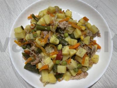 Daržovių mišinys su troškiniu pagrindine nuotrauka