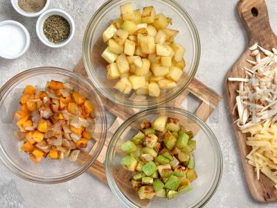 Skani daržovių troškinys su dešrainių sūriu Žingsnis 1