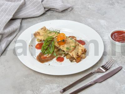 Skani daržovių troškinys su dešrainių sūriu pagrindine nuotrauka