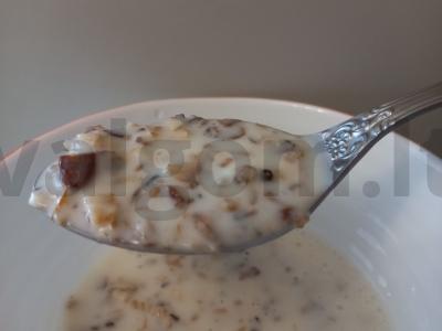 Riešutų granola su lazdyno riešutais ir migdolais pagrindine nuotrauka