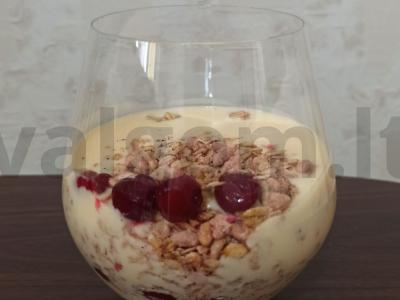 Jogurtas su granola pagrindine nuotrauka