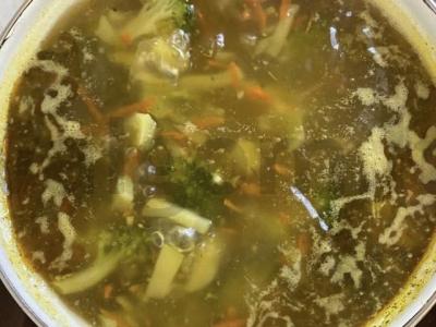 Brokolinių sriuba su daržovėmis ir prieskoniais pagrindine nuotrauka