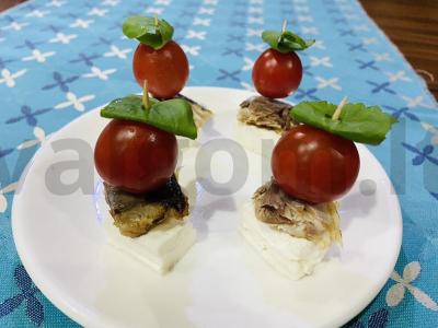 Kanapės su rūkytomis skumbrėmis ir fetos sūriu pagrindine nuotrauka