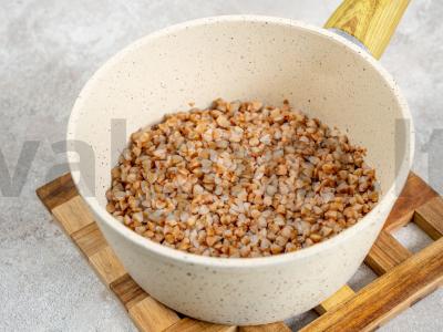 Vištiena su grikių kruopomis, kepta kefyre su česnaku ir žolelėmis Žingsnis 3