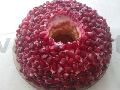 Vegetariškas sluoksniuotas salotas „Granato apyrankė“ iš daržovių pagrindine nuotrauka