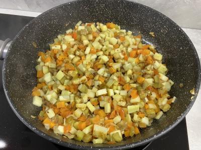 Troškinti kotletai su daržovėmis keptuvėje Žingsnis 2