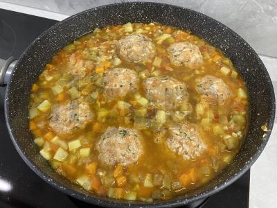 Troškinti kotletai su daržovėmis keptuvėje Žingsnis 3