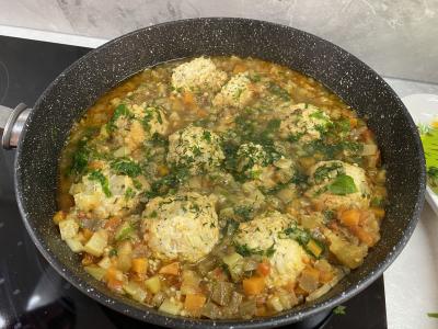 Troškinti kotletai su daržovėmis keptuvėje Žingsnis 4